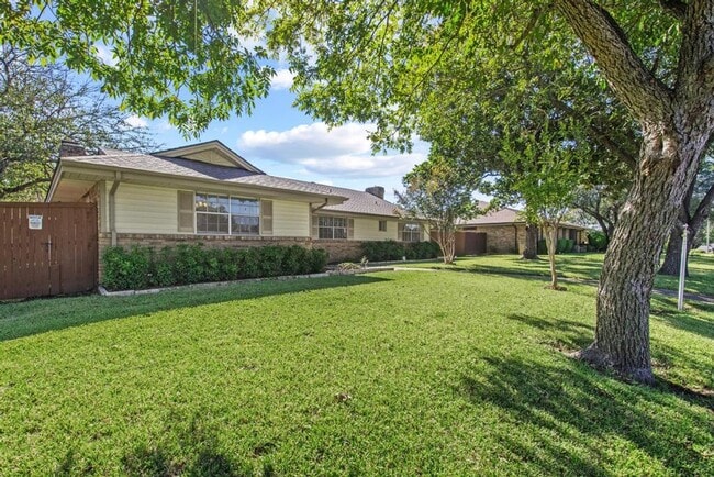 Foto del edificio - Charming 3-Bedroom Home with Garden Oasis