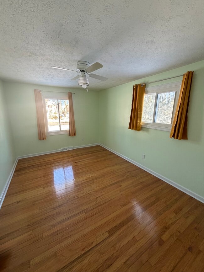 Building Photo - 37910 Aurora Rd