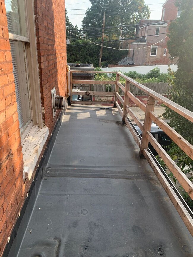 Building Photo - Available Now! Studio Apartment