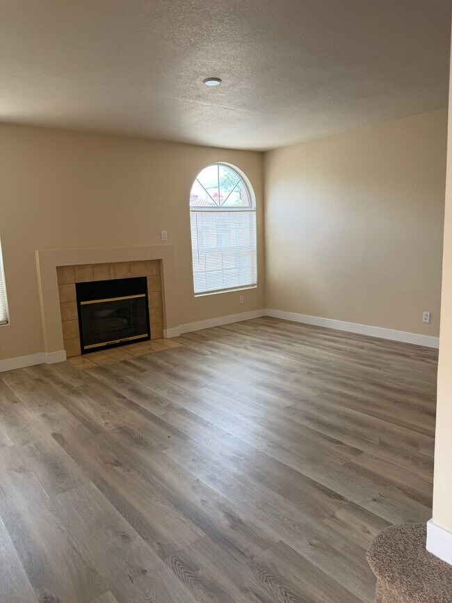 Building Photo - 3 bedroom 2.5 bath 1 car garage townhouse