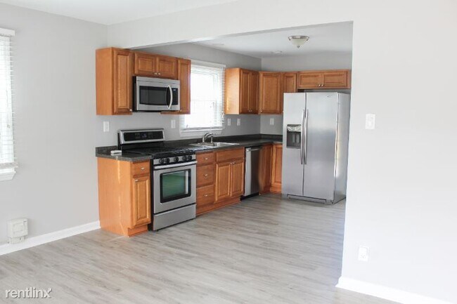 Building Photo - 3 br, 1 bath House - 1 Astor Ave