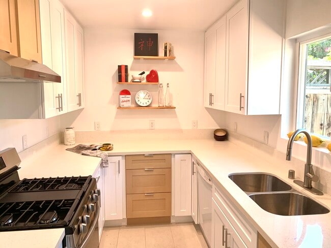new kitchen - 11138 Aqua Vista St