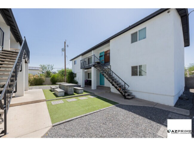 Foto del edificio - Discover Comfortable Living in this Well-Maintained 2/1 Unit in the Heart of Phoenix.