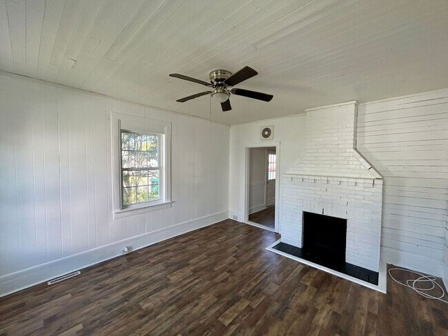 Building Photo - 11 N Quince Ave