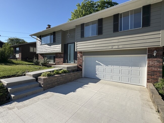 Building Photo - 256 Monroe Dr