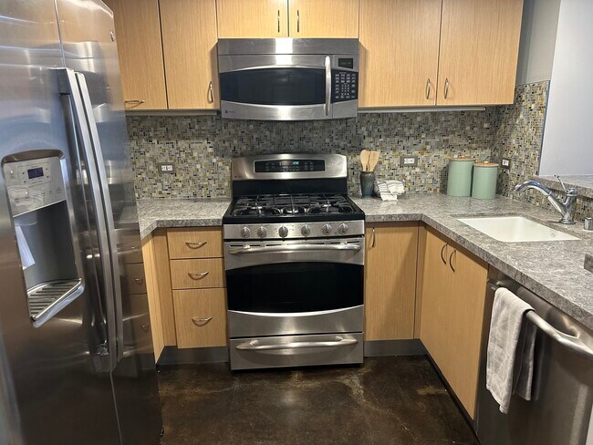 Modern Kitchen - 125 N Raymond Ave