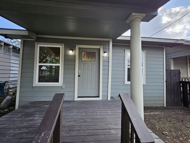 Building Photo - 1016 Center St