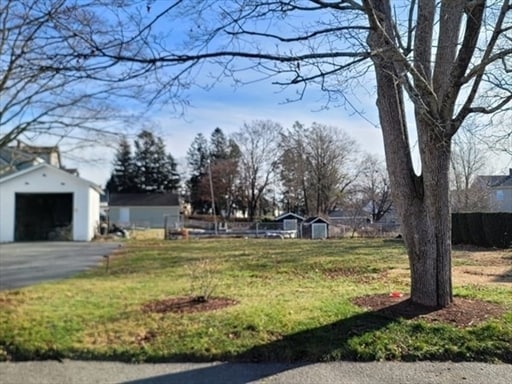 Parking and yard - 26 Kilton St