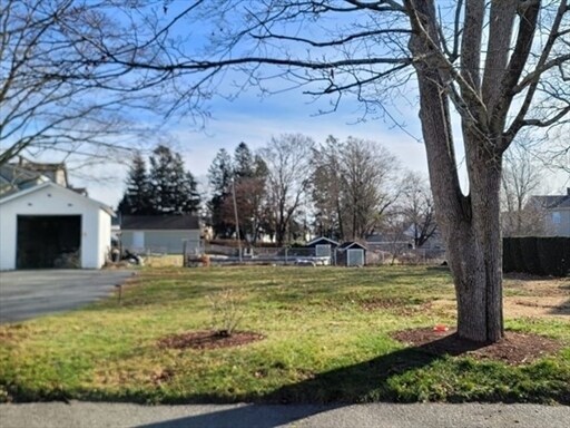 Parking and yard - 26 Kilton St