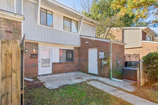 Foto del edificio - Move In Ready Townhome!