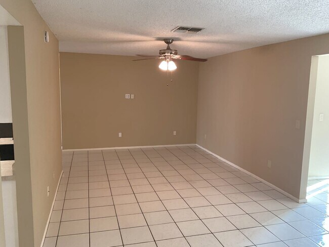 Building Photo - 612 Limetree Dr