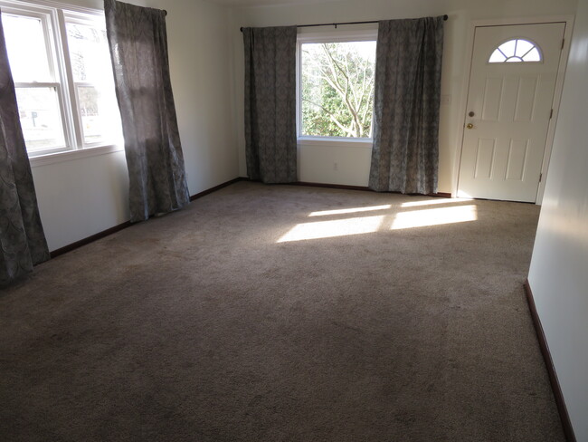 Livingroom view - 1609 Hyde Park Ave
