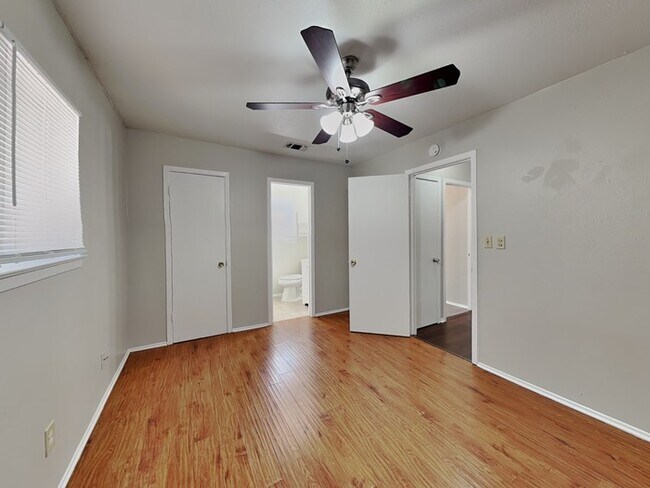 Foto del edificio - 1303 Carla Ave