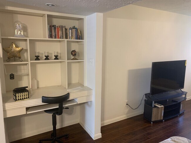 Foto del edificio - 2311 Chelsea Knoll Ln