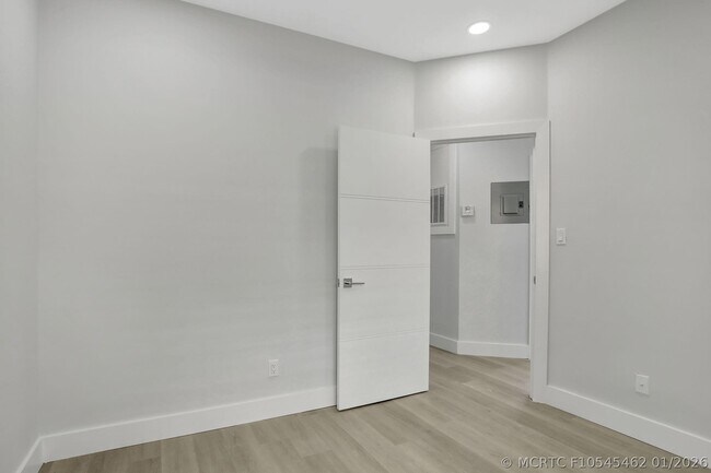Foto del edificio - 660 Cypress Club Way