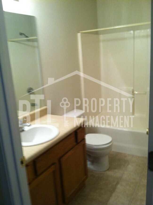 Building Photo - 3 Bedroom Home in Branson School District