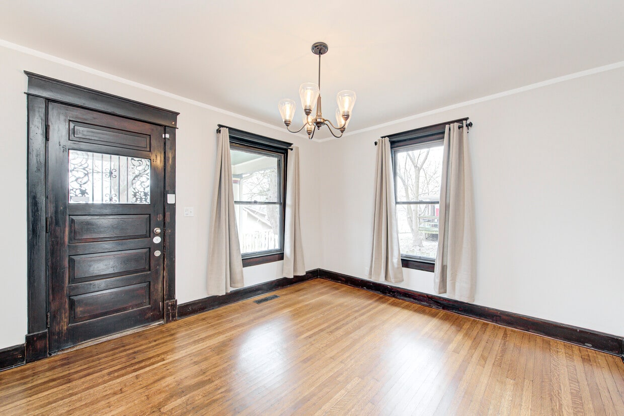 Large living room - 2418 E 16th St (Indianapolis, IN)