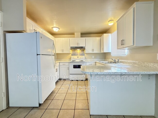 Building Photo - 1550 N Craycroft Rd