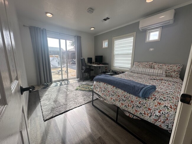 Building Photo - 2464 Pepper Dr