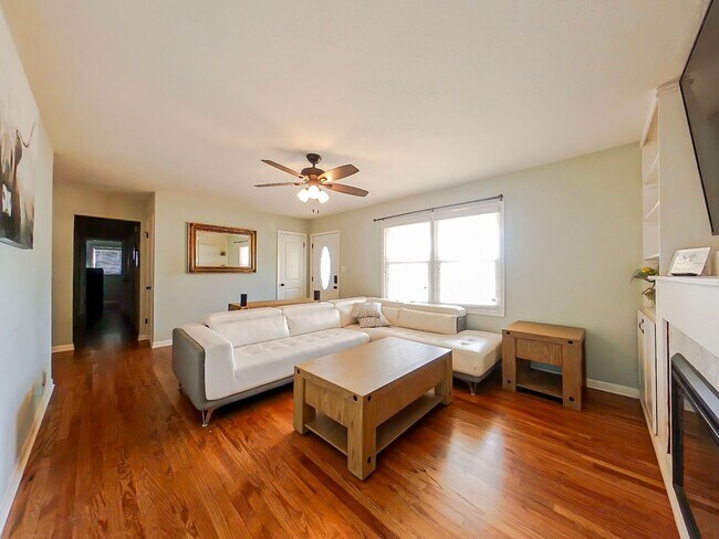 Building Photo - 1117 Eisenhower Dr