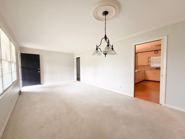 Foto del edificio - 3-Bedroom Home with Spacious Yard, Storage Shed & Natural Light