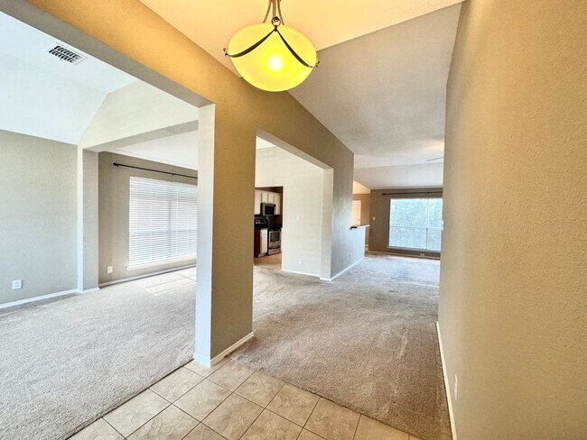Building Photo - 3202 Creekside Dr