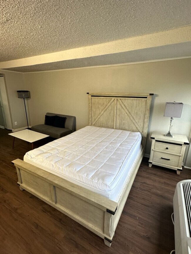Foto del edificio - $1290/month for FURNISHED Studio @ University Towers Available FALL 2026!