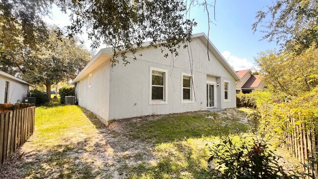 Foto del edificio - Stunning 4 Bedroom, 2 Bathroom Home with W...