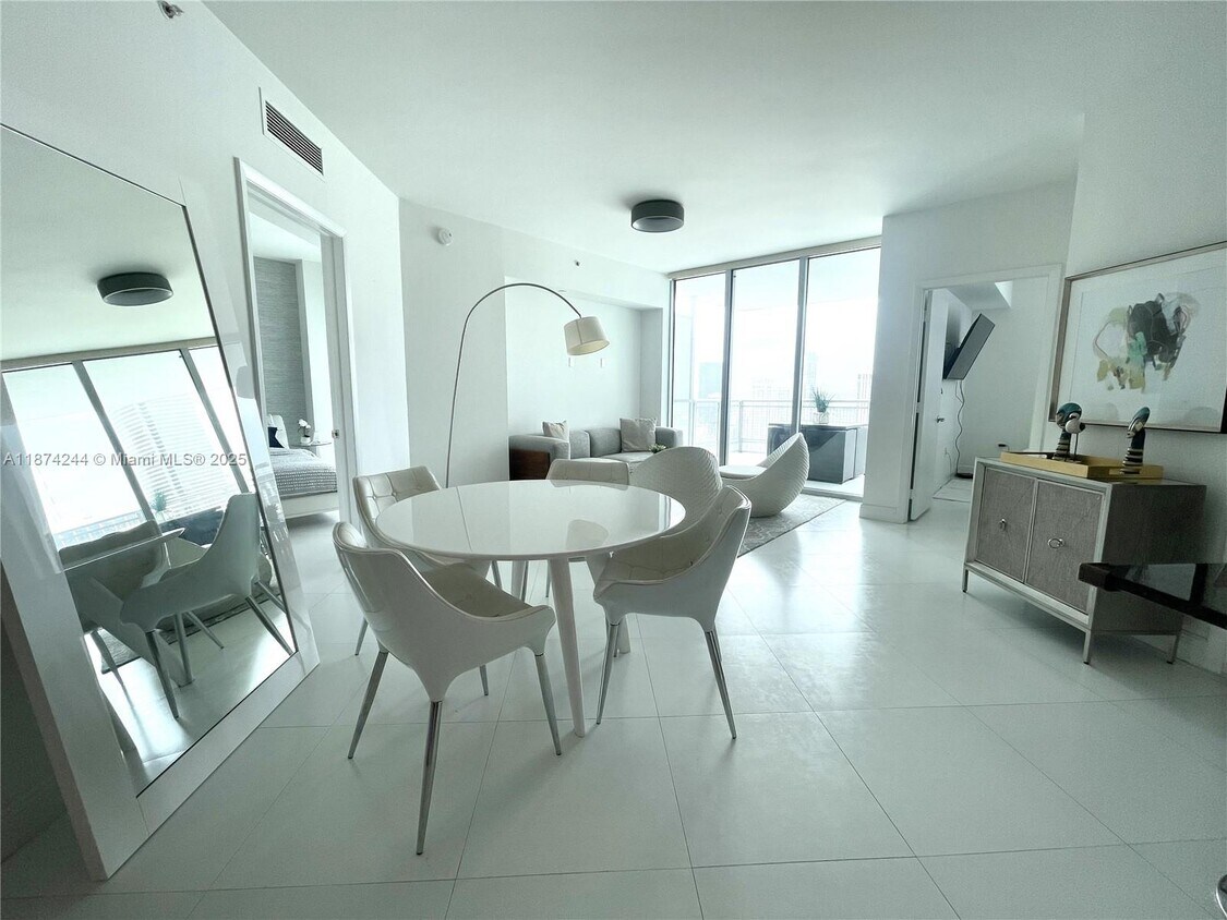 Foto principal - 350 S Miami Ave
