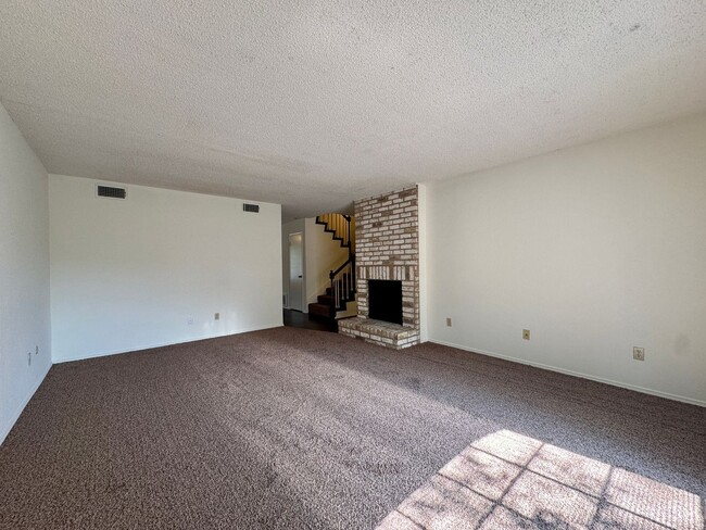 Building Photo - Townhome