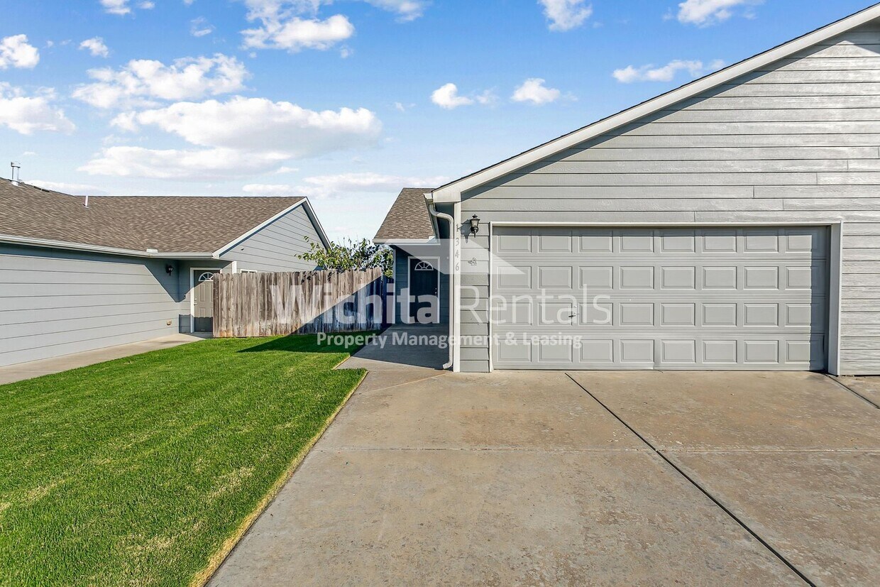 Primary Photo - 3 bedroom 2 bath duplex