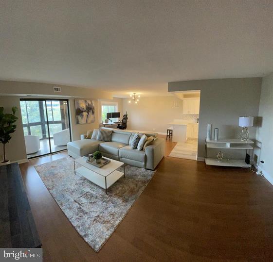 Foto del edificio - 8340 Greensboro Dr