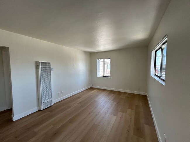 Building Photo - Upstairs 2 Bedroom 1 Bathroom on Felspar A...
