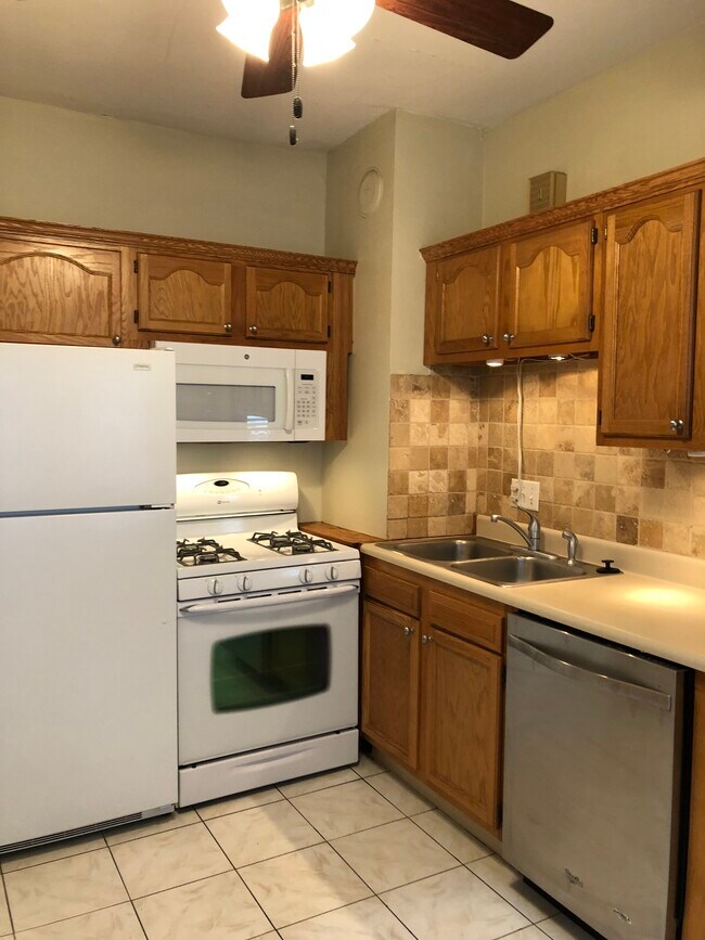 Foto del edificio - 125 Roosevelt Ave