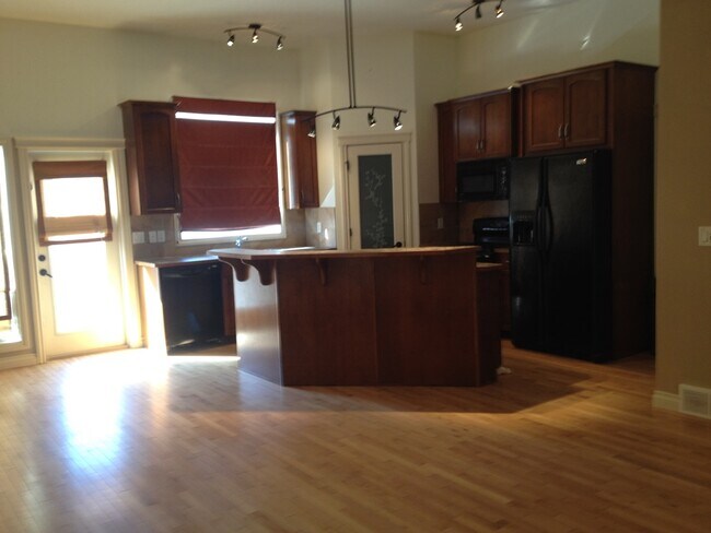 Photo du bâtiment - 4 Bed 3 Bath Unit in Carstairs, AB