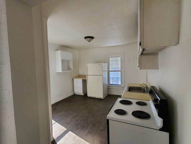 Kitchen Appliances - 51 Austin St