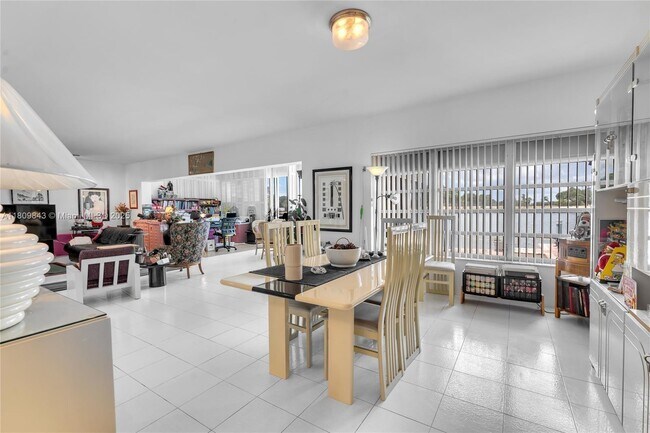 Foto del edificio - 9200 W Bay Harbor Dr