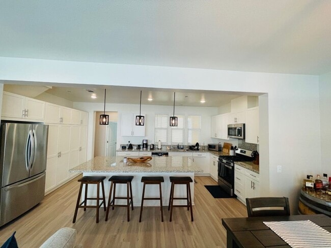 Building Photo - Beautiful Townhome!