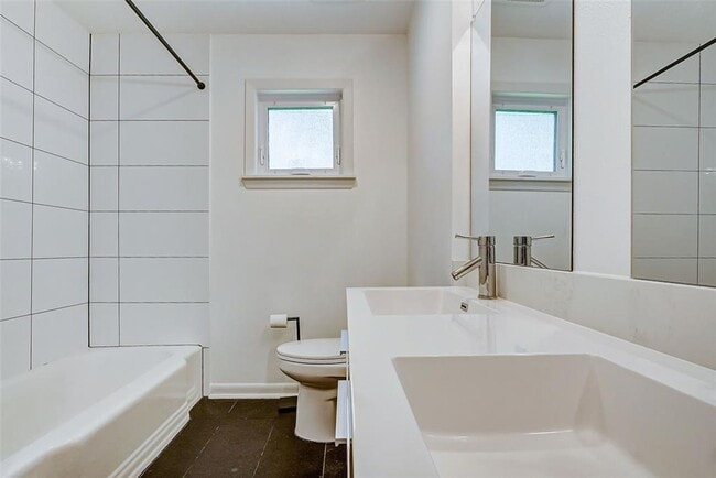 Foto del edificio - Very attractive home on large corner lot.