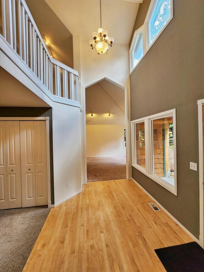 Foto del edificio - Beautiful 3 Bed 2.5 Bath Waterfront Home in Sammamish