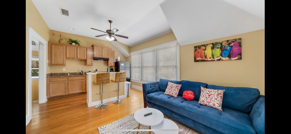 Foto principal - 128 E 9th St