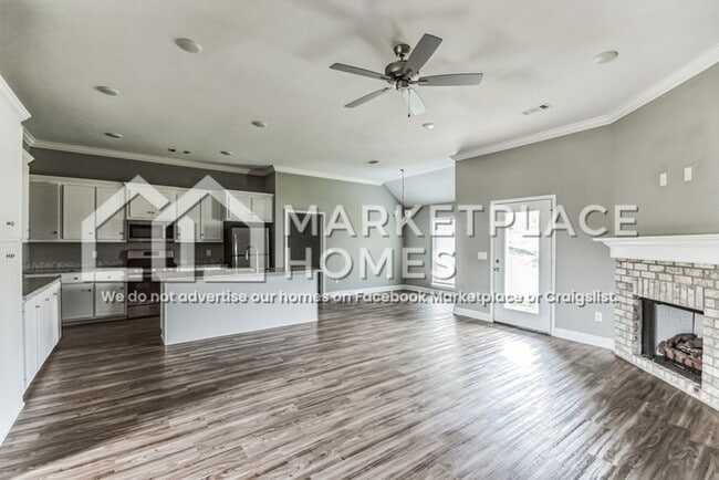 Building Photo - 701 Silver Bnd