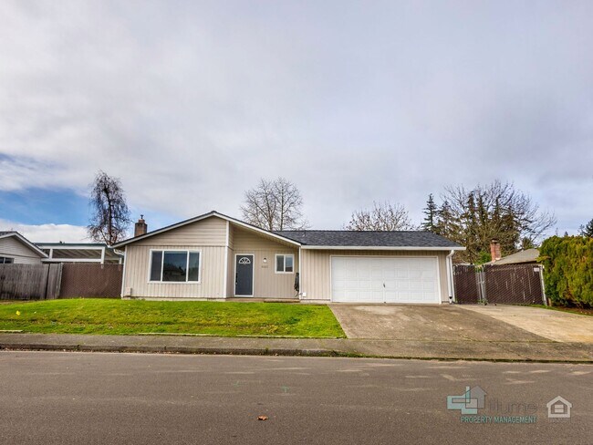 Foto del edificio - March Move-In Special: Charming 4-Bedroom Keizer Home Close to Everything