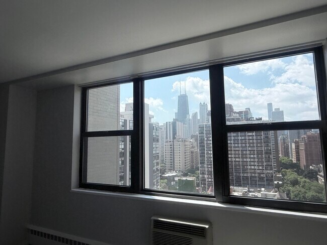 Foto del edificio - 1445 N State Pkwy