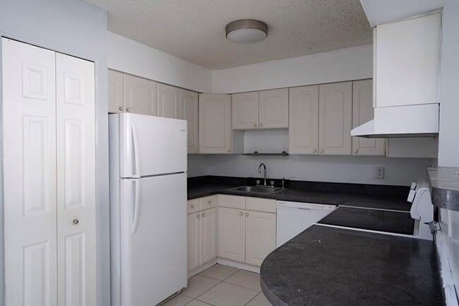 Building Photo - 1100 SE 4th Ave