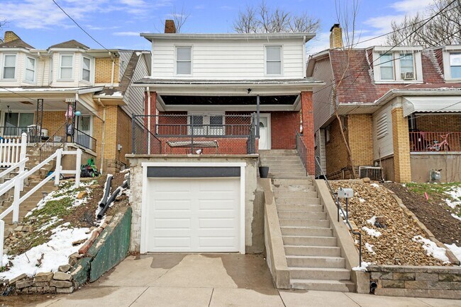 Foto del edificio - Stunning 4 bedroom home in Brookline available now!