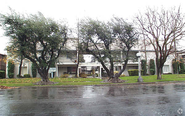 Primary Photo - Walnut Manor