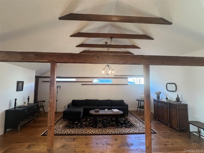 Building Photo - 354 Main St