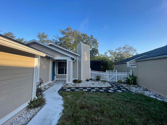 Building Photo - 2 Bedroom, 2 Bath Single Family Home in Sa...