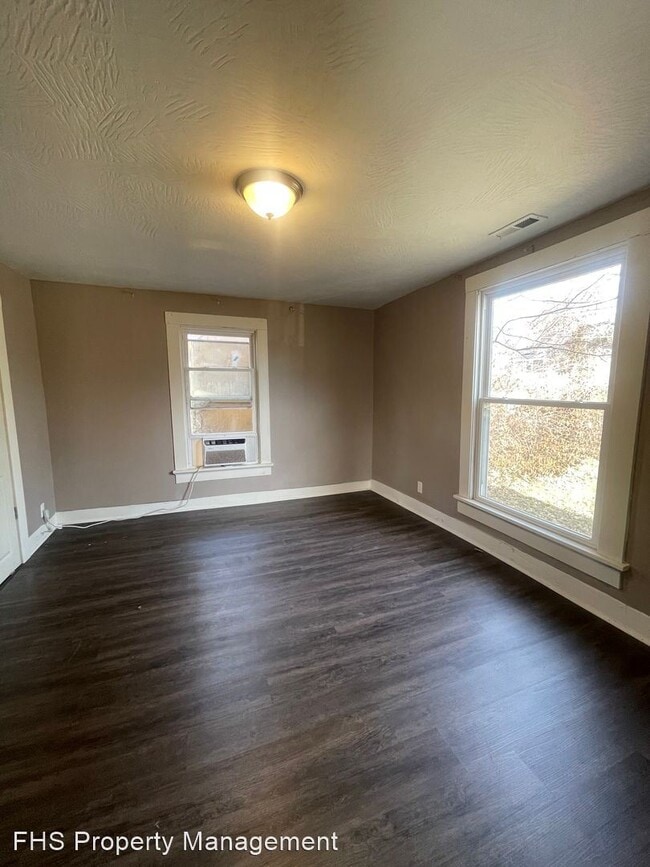 Building Photo - 2 br, 1 bath House - 535 S Broadway